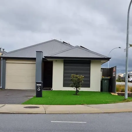 Spectacular 3 Bedroom, 2 Bathroom Home. West Swan Exterior photo