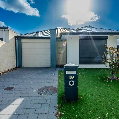 Spectacular 3 Bedroom, 2 Bathroom Home. West Swan Exterior photo
