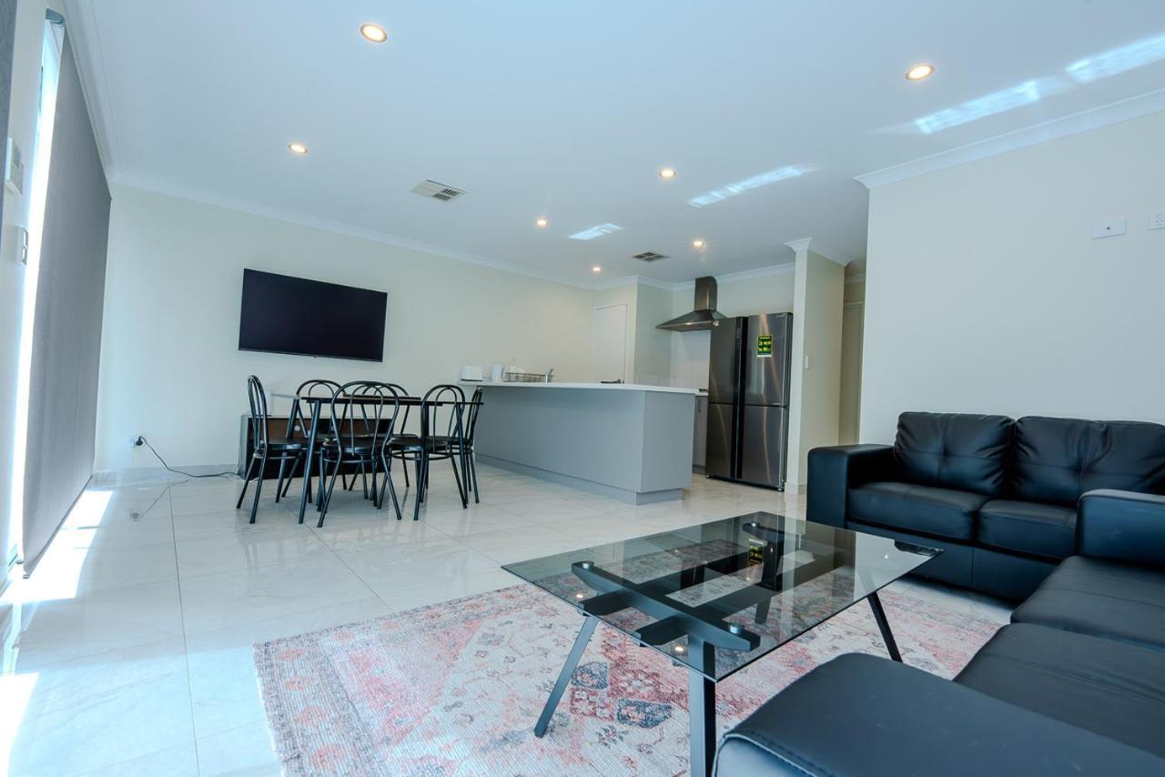 Spectacular 3 Bedroom, 2 Bathroom Home. Holiday home West Swan